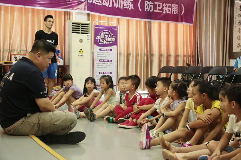 少兒安全防衛(wèi)專家為金沛教育小學員進行防衛(wèi)拓展訓(xùn)練