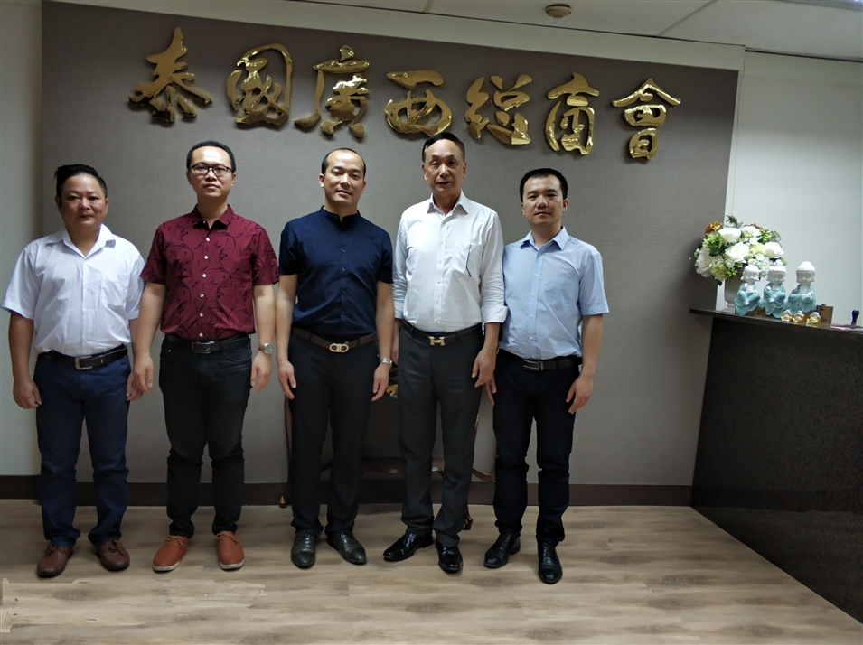 從左往右依次為國際部合伙人林健偉先生（左一），國際部總監(jiān)吳琪先生（左二），執(zhí)行董事粟宥朝先生（左三），商會(huì)主席李宇明（右二），國際部合伙人黃文超先生（右一）