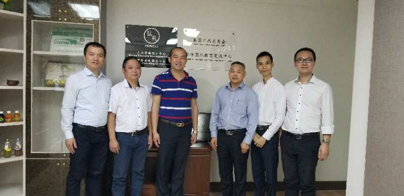 國(guó)際部合伙人黃文超（左一），林健偉（左二）國(guó)際部總監(jiān)吳琪（右一）執(zhí)行董事粟宥朝（左三），泰國(guó)廣西總商會(huì)副主席劉漢政（右二），泰國(guó)華人青年商會(huì)會(huì)長(zhǎng)助理黃志乾(右三)