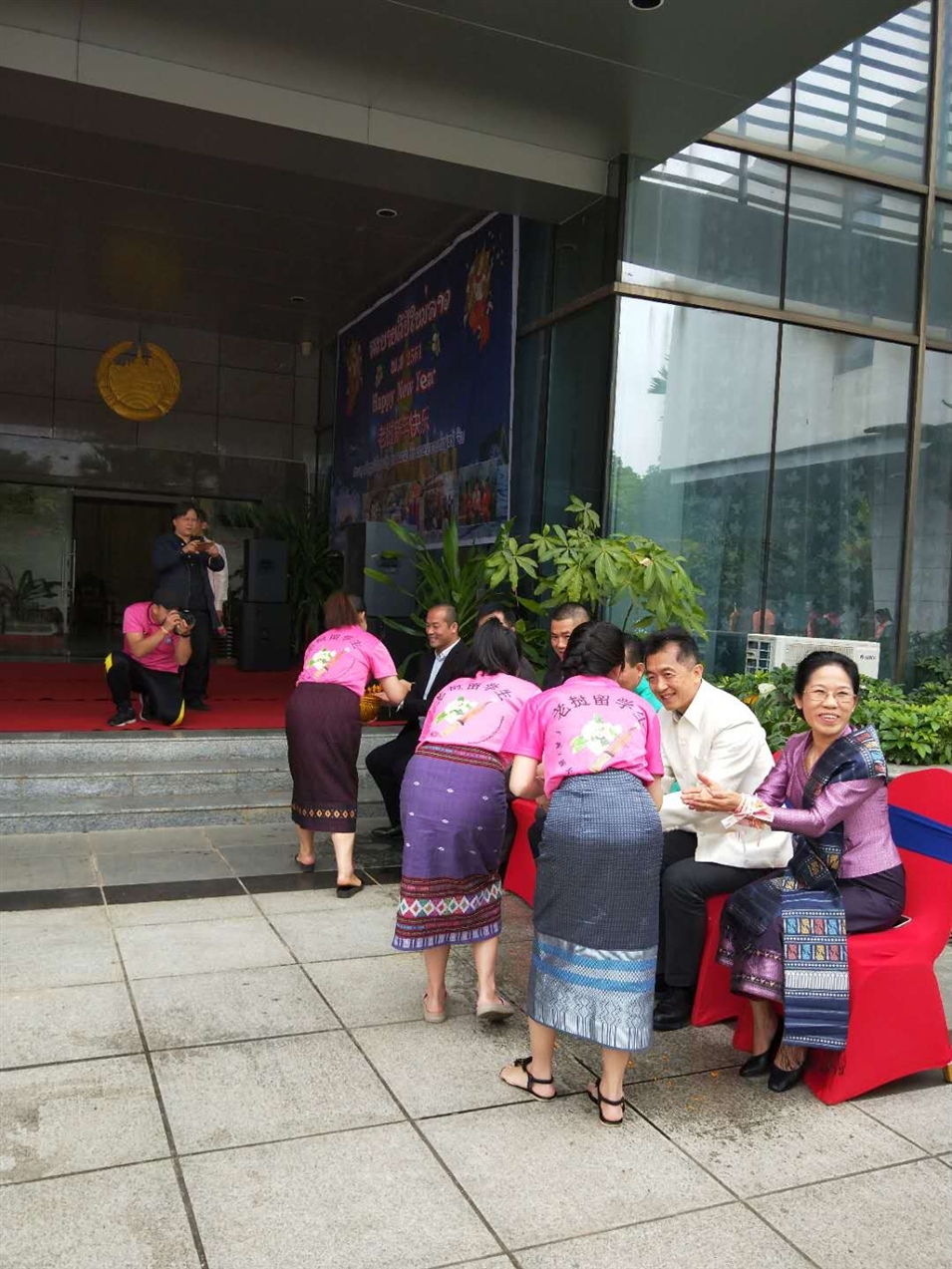 老撾駐廣西留學(xué)生代表將浸有花瓣的香水灑客人的手上，表示對嘉賓的美好祝福（圖二）