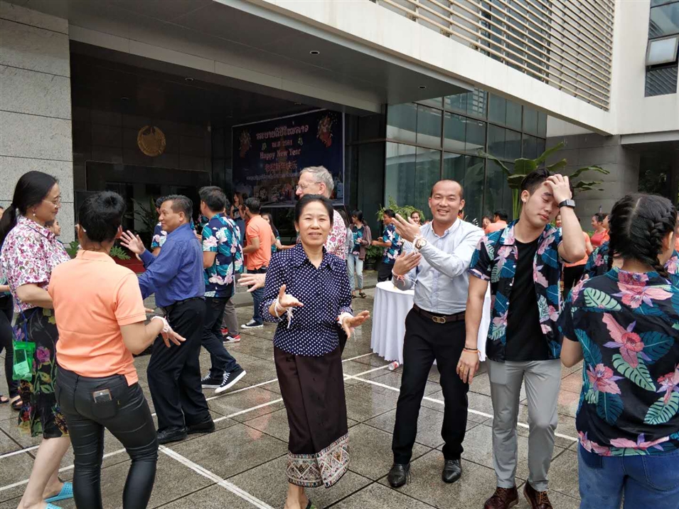 老撾駐南寧總領(lǐng)事萬?！ぞS麗雅彭女士與廣西金沛教育執(zhí)行董事粟宥朝先生一起在總領(lǐng)事館廣場載歌載舞