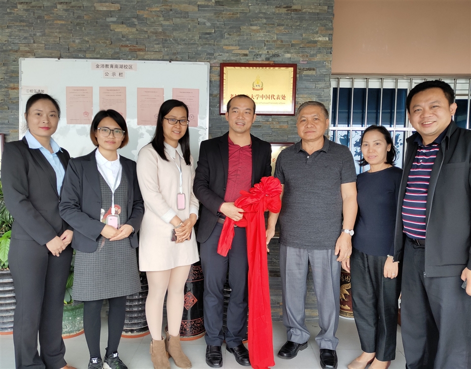 老撾國立大學(xué)校長宋西·諾潘賽（右三）、孔子學(xué)院老方院長陽梅蘭（右二）、老方副院長李建民（右一）與老撾國立大學(xué)中國代表處代表合影