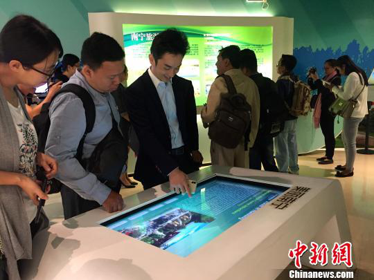 柬埔寨主流媒體采訪團(tuán)參觀南寧市規(guī)劃館。