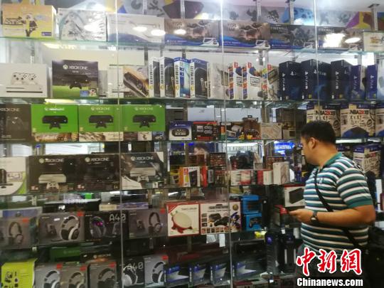 菲律賓統(tǒng)計(jì)局(Philippine Statistics Authority)5日發(fā)布10月份全國(guó)勞動(dòng)力調(diào)查報(bào)告顯示，2018年10月就業(yè)不足率降至13.3%，而2017年10月為15.9%。圖為馬尼拉馬卡蒂一商場(chǎng)，貨品充足，青年人消費(fèi)暢旺。 關(guān)向東 攝