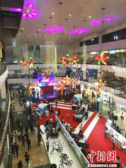 圖為馬尼拉馬卡蒂一商場(chǎng)，開(kāi)始?xì)q末大促銷，青年人消費(fèi)暢旺。 關(guān)向東 攝