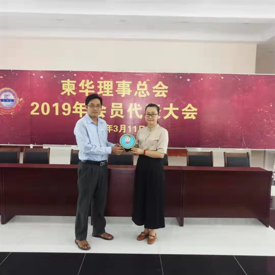 與柬華理事總會鐘耀輝秘書長合影，并交換了紀念品